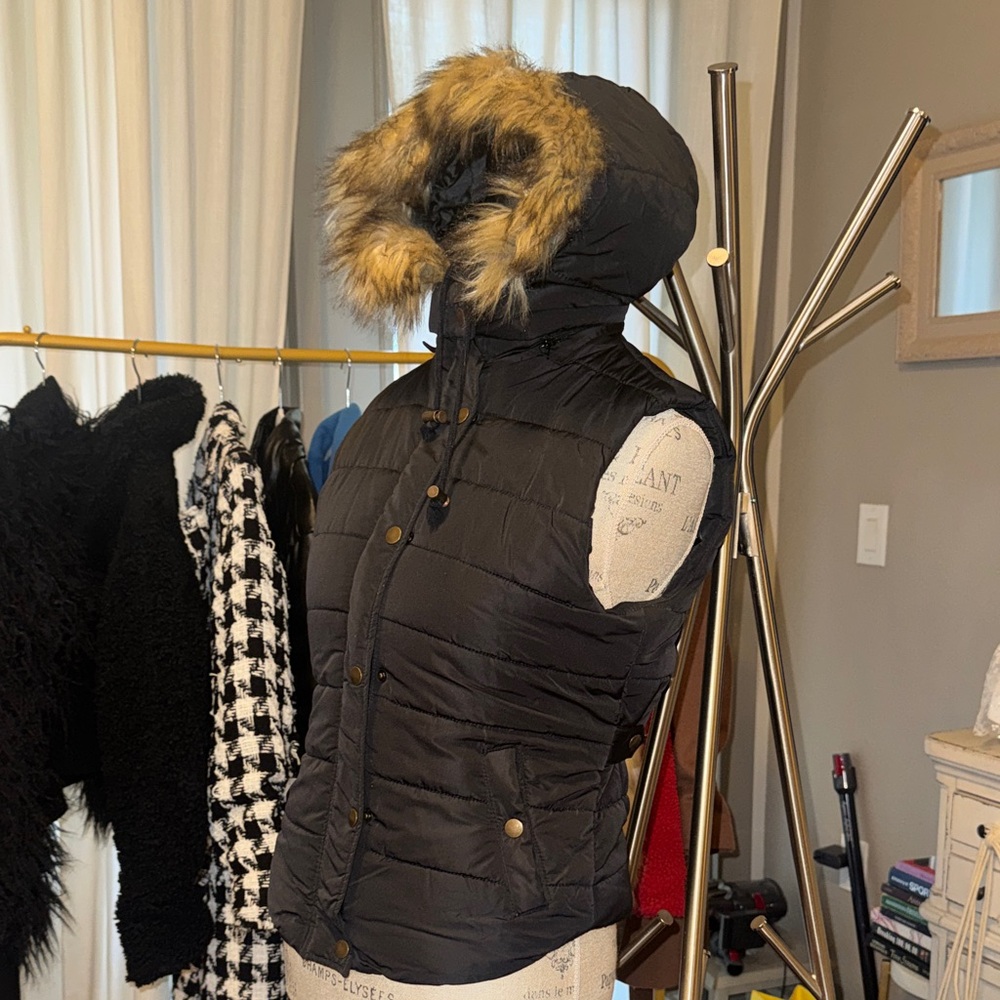 Love Tree Women’s Black Quilted Puffy Vest Removable Faux Fur Trim Hood Medium - Picture 8 of 17